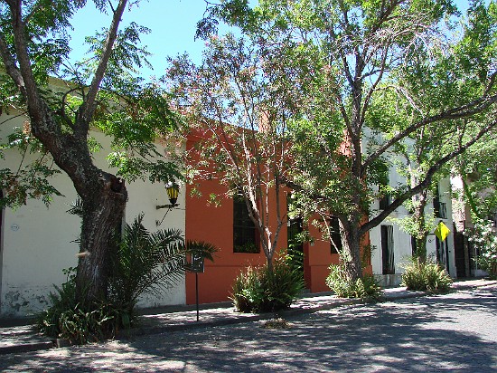 3-Colonia del Sacramento-vieille maison sur la plaza mayor.jpg